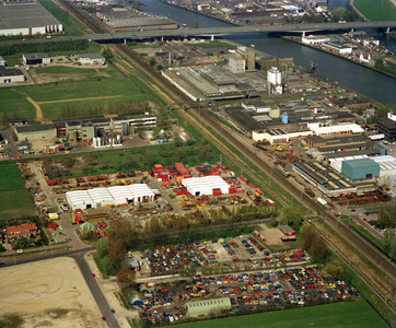 805575 Luchtfoto van de industrieterreinen Sterrebaan (links) en West-Kanaaldijk te Maarssenbroek (gemeente Maarssen); ...